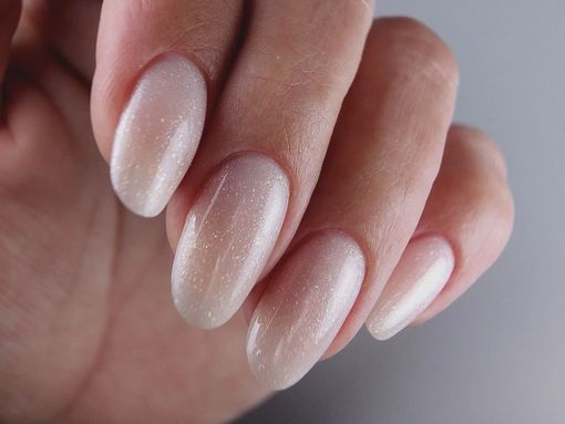 Elegante gelnagels met natuurlijke verlenging – gezet door een specialist nabij Leeuwarden.