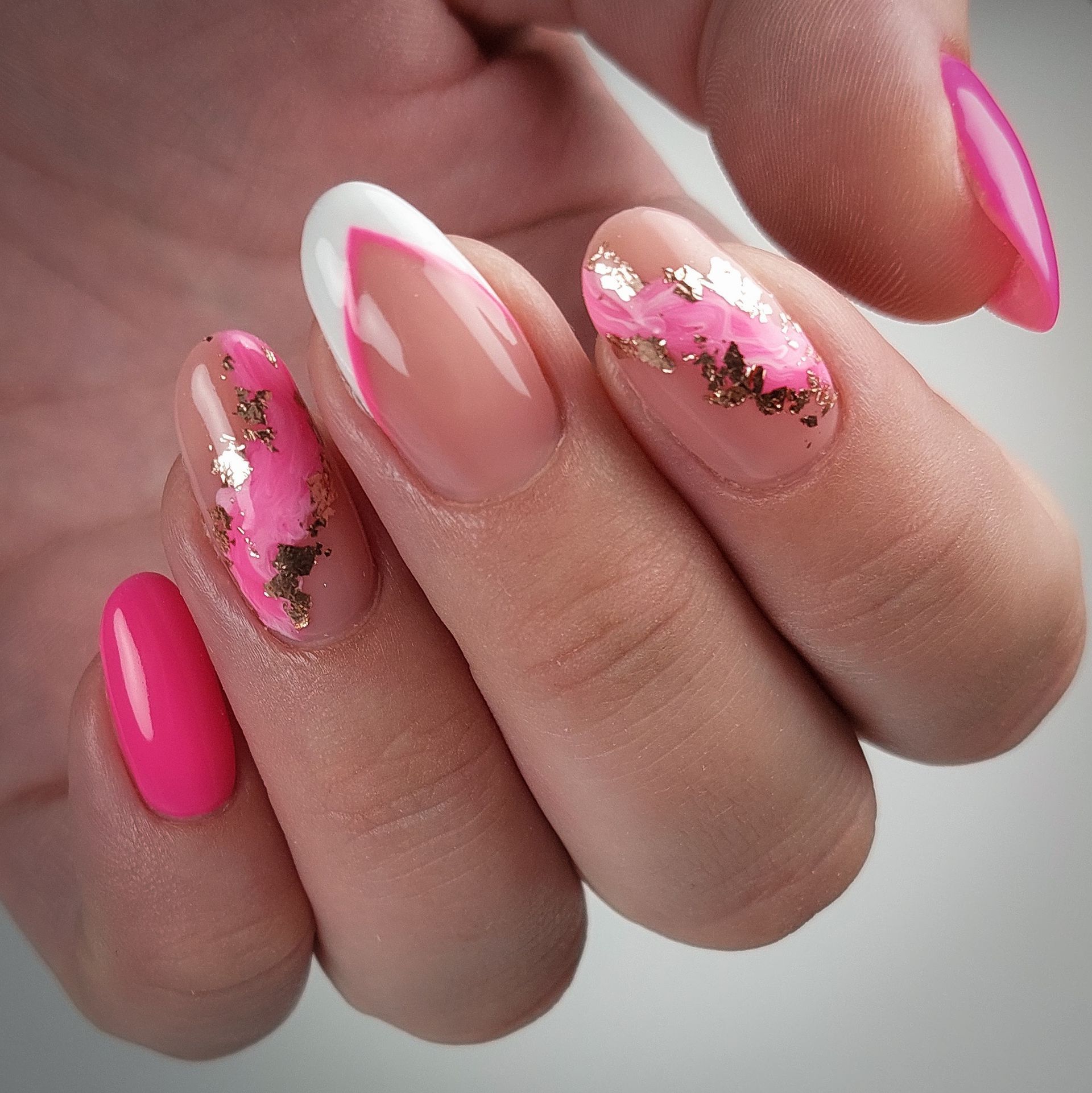 Nailart met een fleurig roze kleur, witte French en subtiele gouden vlokjes – Nailservice Rianne in Sint Annaparochie.