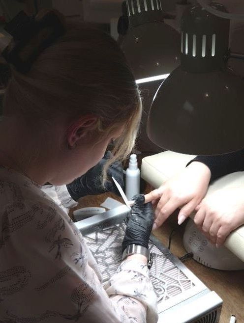 Nagelstudio Nailservice Rianne aan het werk