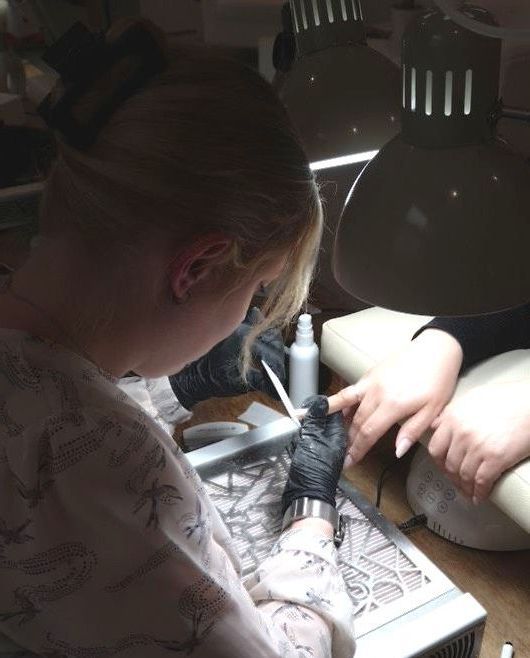 Nagelstudio Nailservice Rianne aan het werk