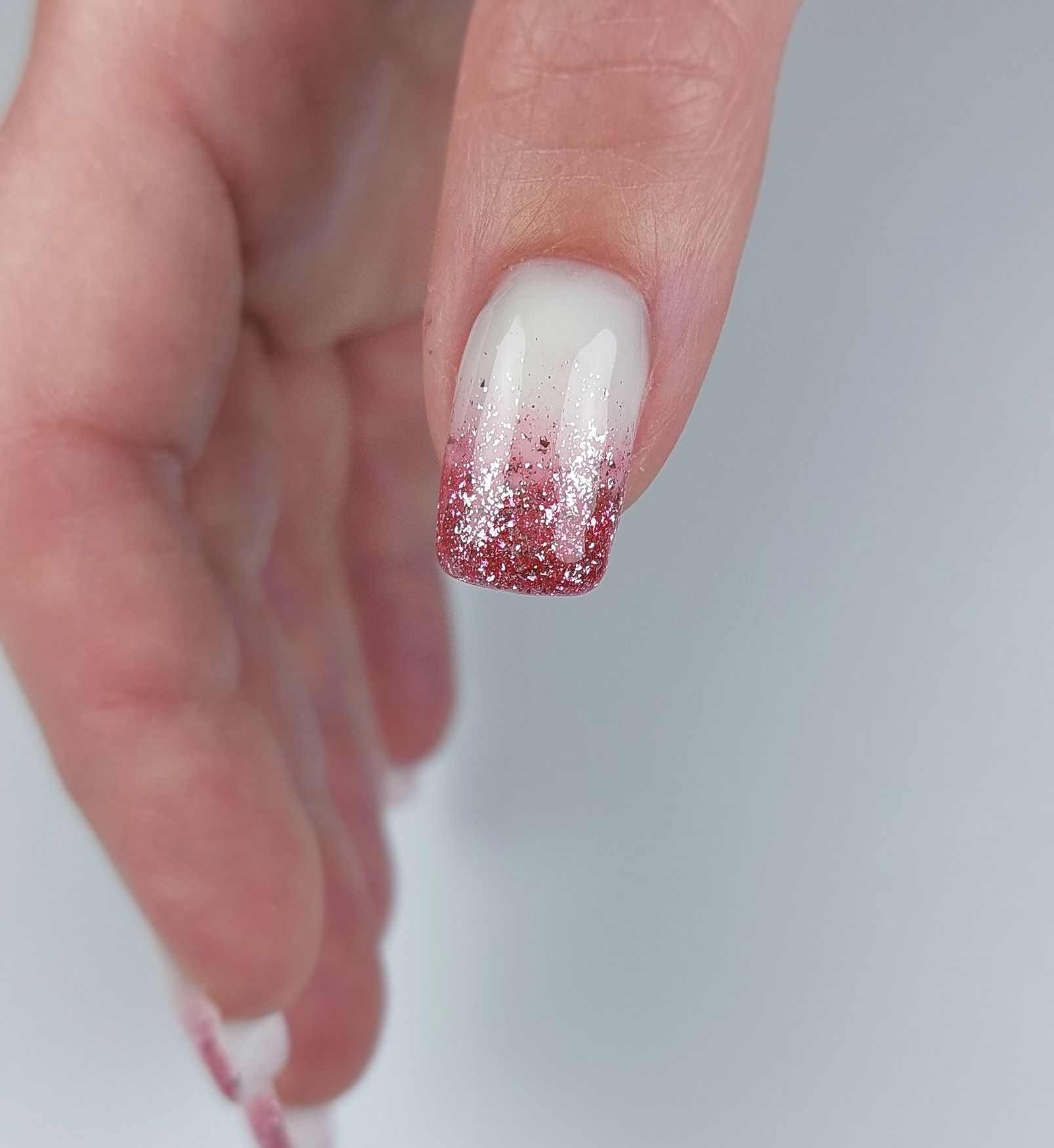Close-up van verlengde nagel met glitter nail art – Sint Annaparochie, dichtbij Stiens en Leeuwarden