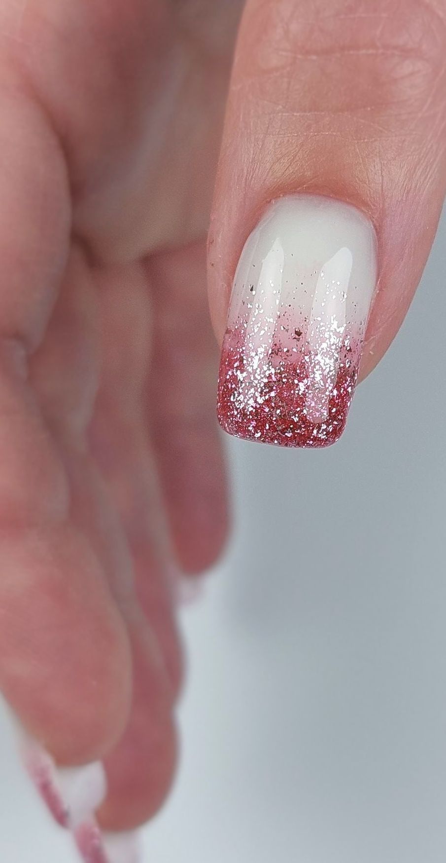 Close-up van verlengde nagel met glitter nail art – Sint Annaparochie, dichtbij Stiens en Leeuwarden