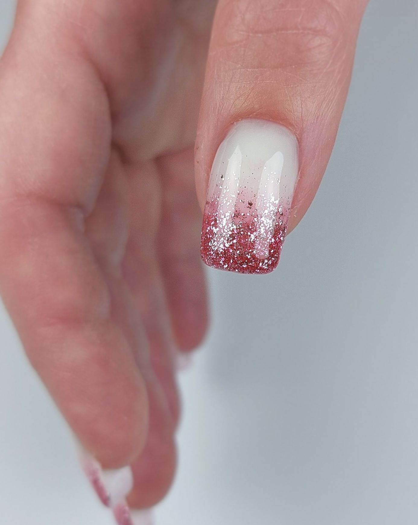 Close-up van verlengde nagel met glitter nail art – Sint Annaparochie, dichtbij Stiens en Leeuwarden