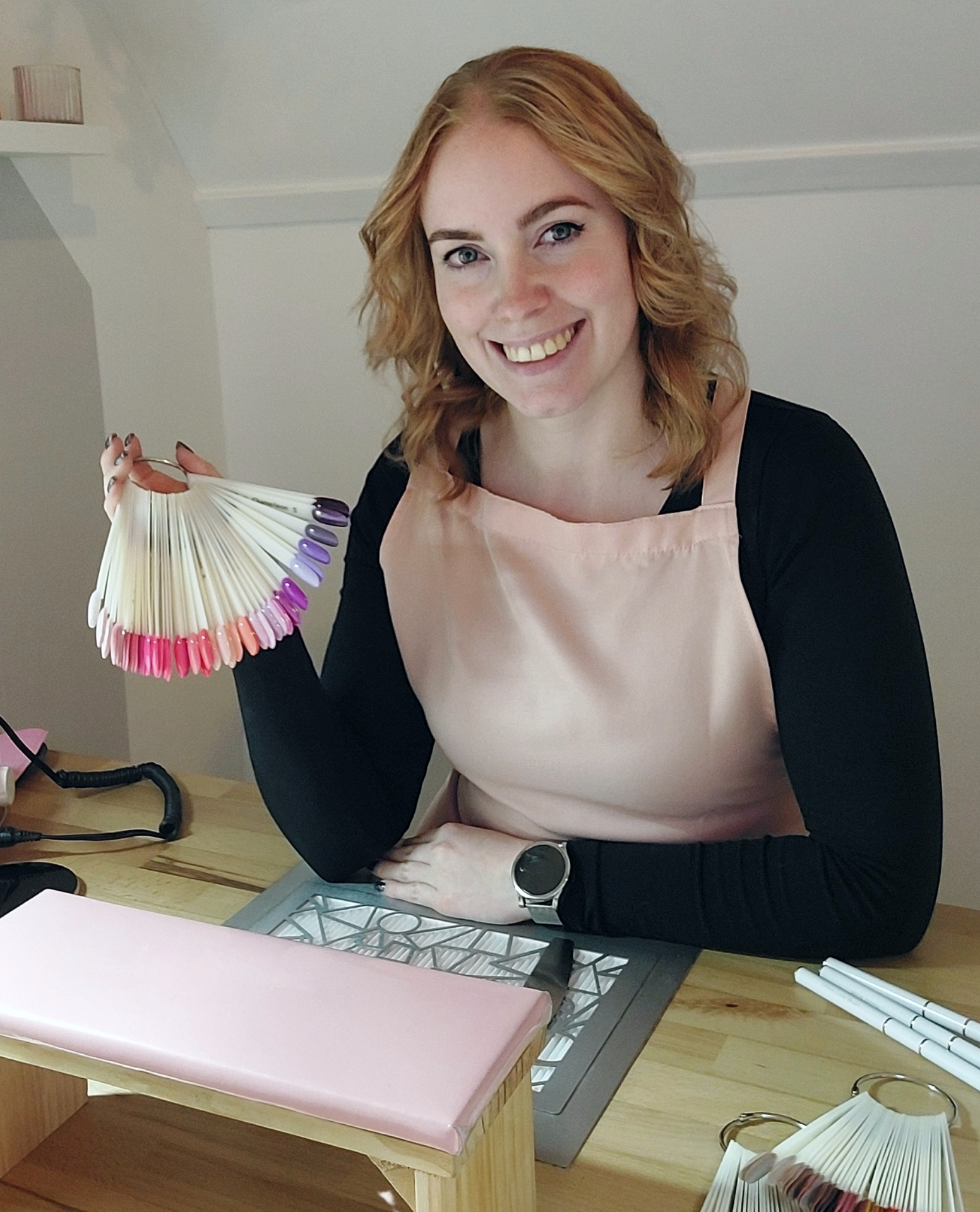 Nailservice Rianne met een waaier van gellak in haar handen.