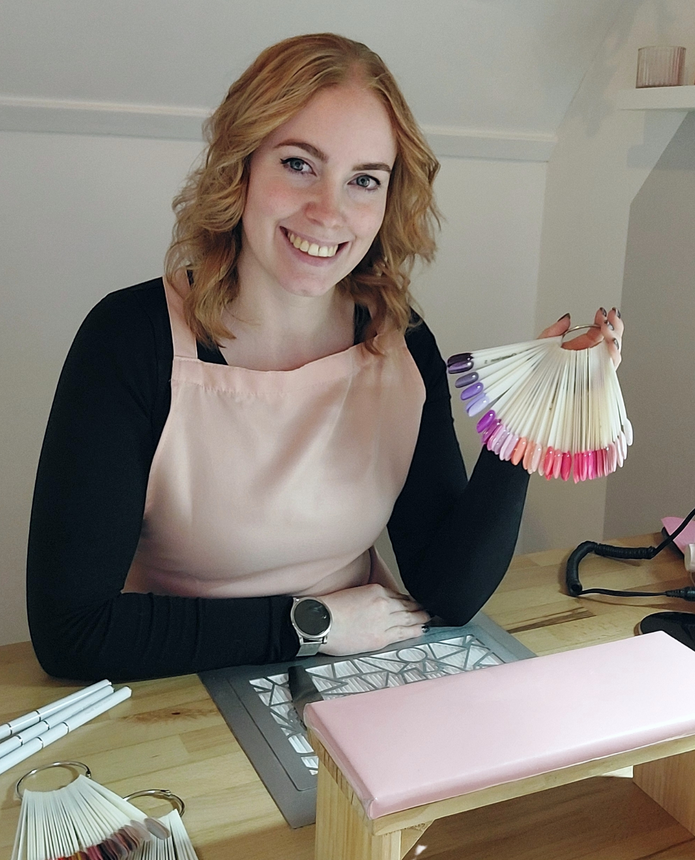 Nailservice Rianne met een waaier van gellak in haar handen.