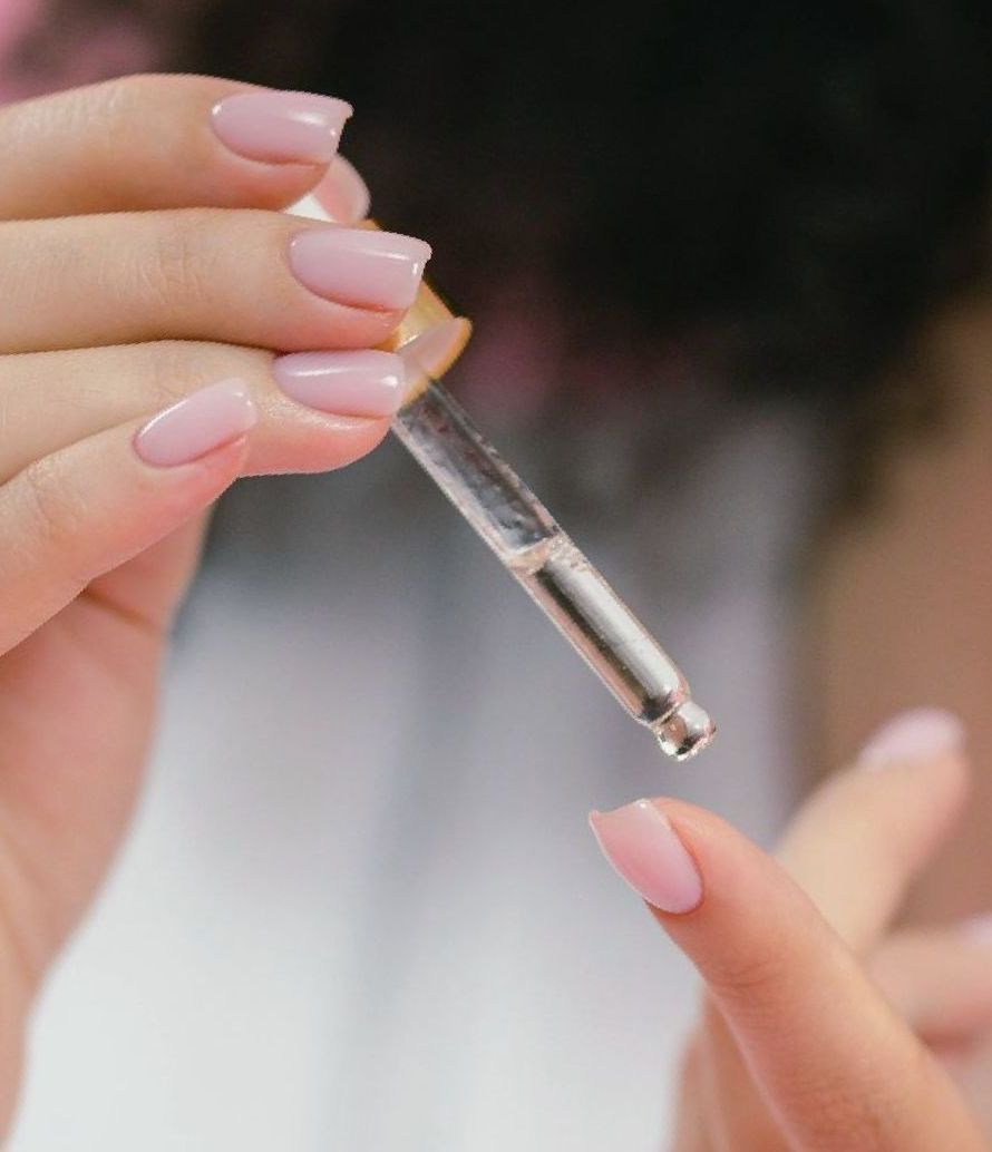 Aanbrengen van nagelriemolie voor gezonde, glanzende nagels – nagelstudio Sint Annaparochie