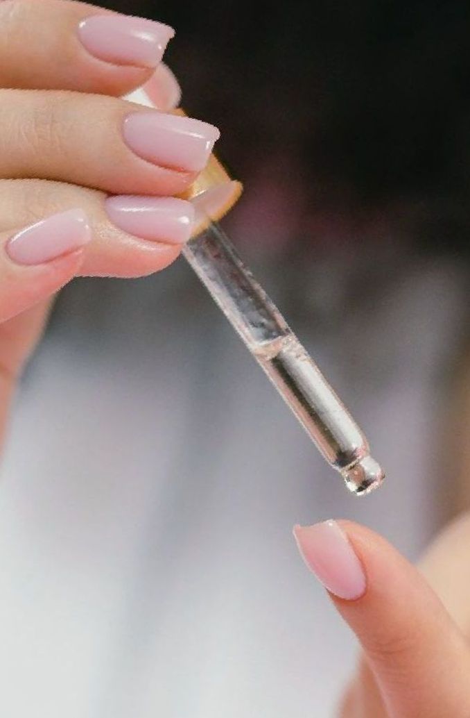 Aanbrengen van nagelriemolie voor gezonde, glanzende nagels – nagelstudio Sint Annaparochie