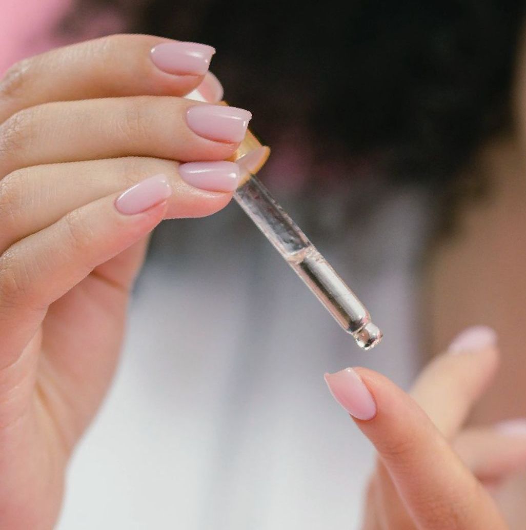 Aanbrengen van nagelriemolie voor gezonde, glanzende nagels – nagelstudio Sint Annaparochie