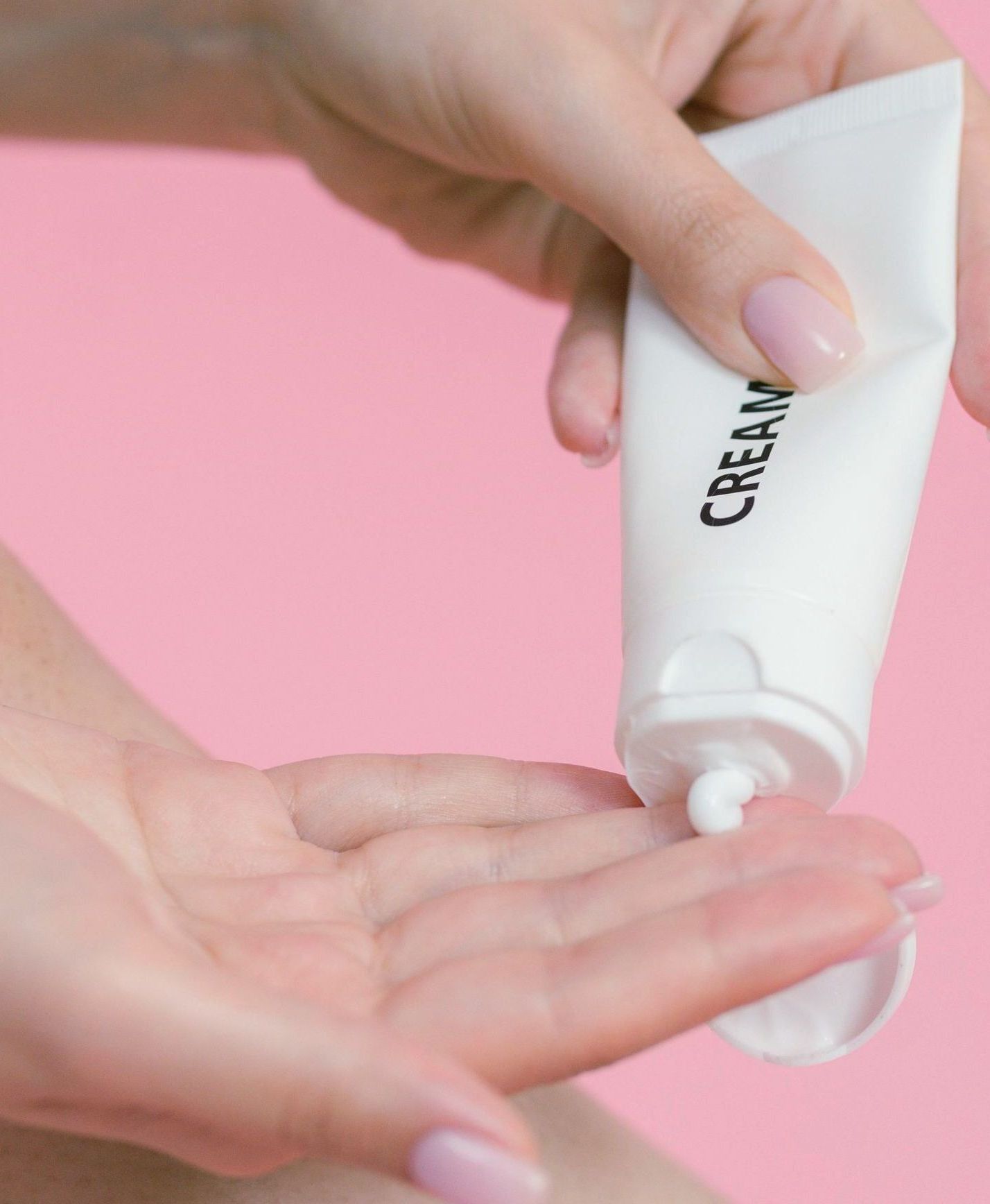 Handverzorging met verzorgende crème in nagelstudio Nailservice Rianne in Friesland – ideaal bij droge handen