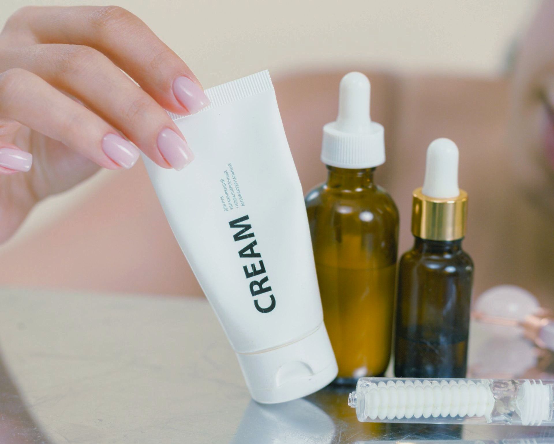 Close-up van verzorgingsproducten zoals handcrème, nagelriemolie en borsteltje– sterke basis voor natuurlijke nagels