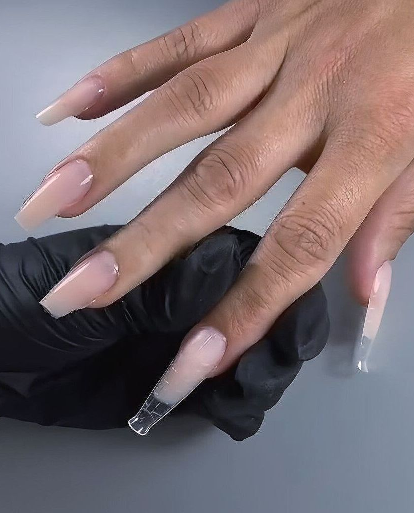 Een close-up van de hand van een vrouw met lange nagels d.m.v. upperforms techniek