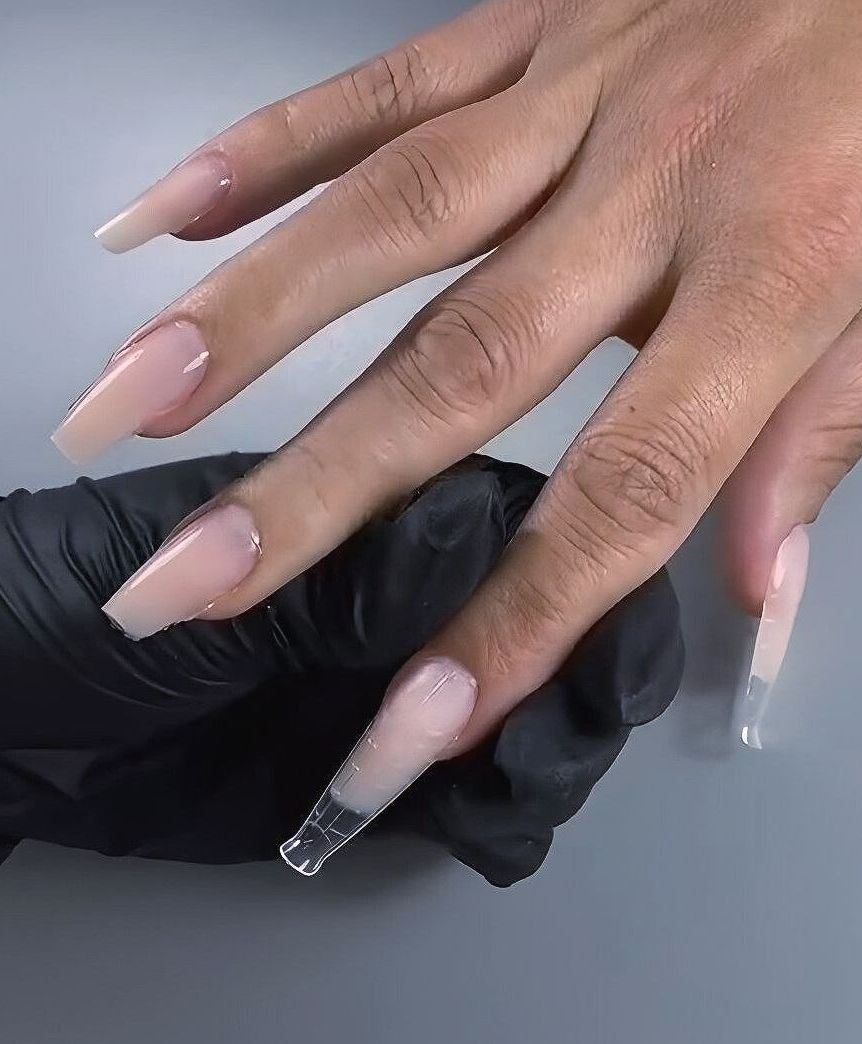 Een close-up van de hand van een vrouw met lange nagels d.m.v. upperforms techniek