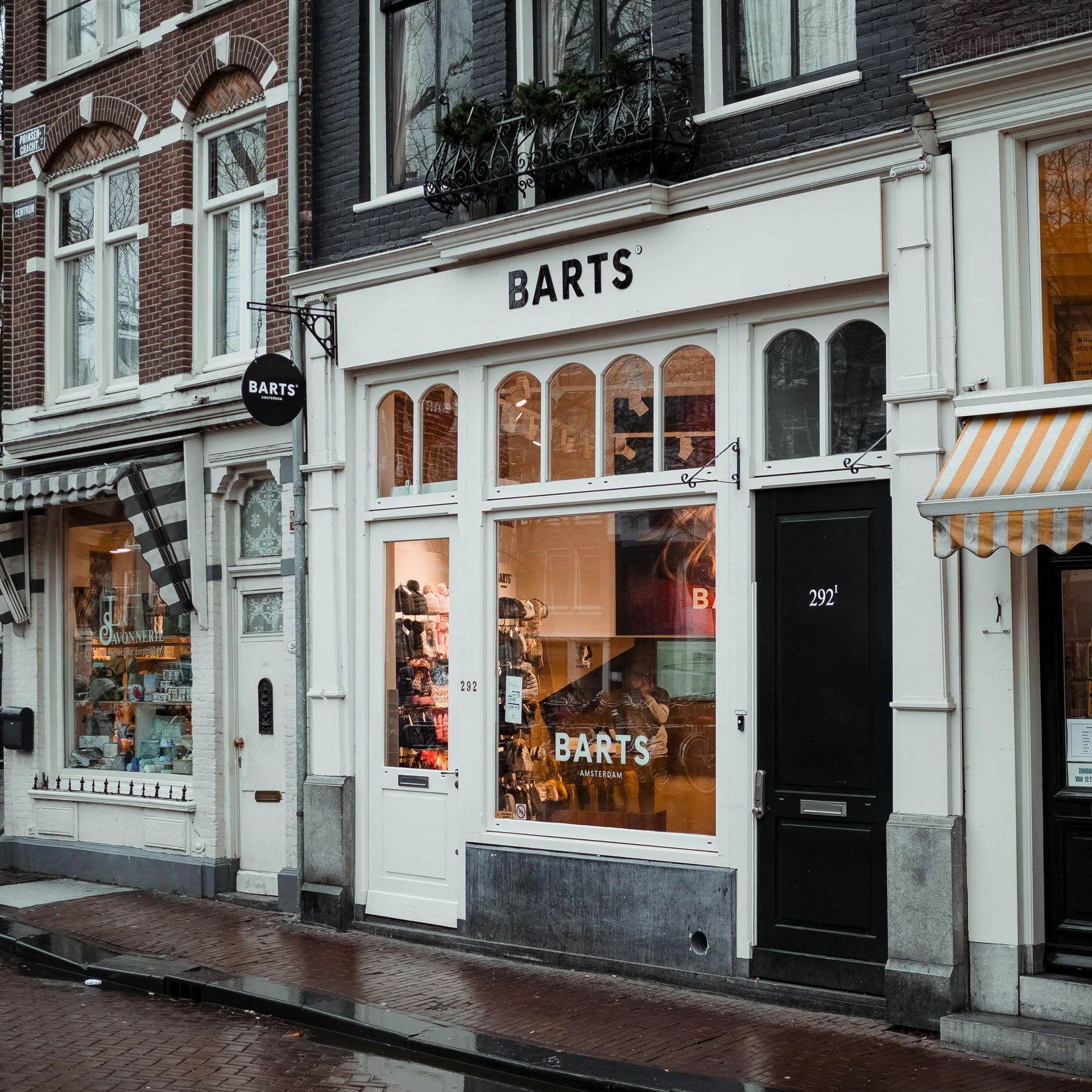 A store front with the name barts on it