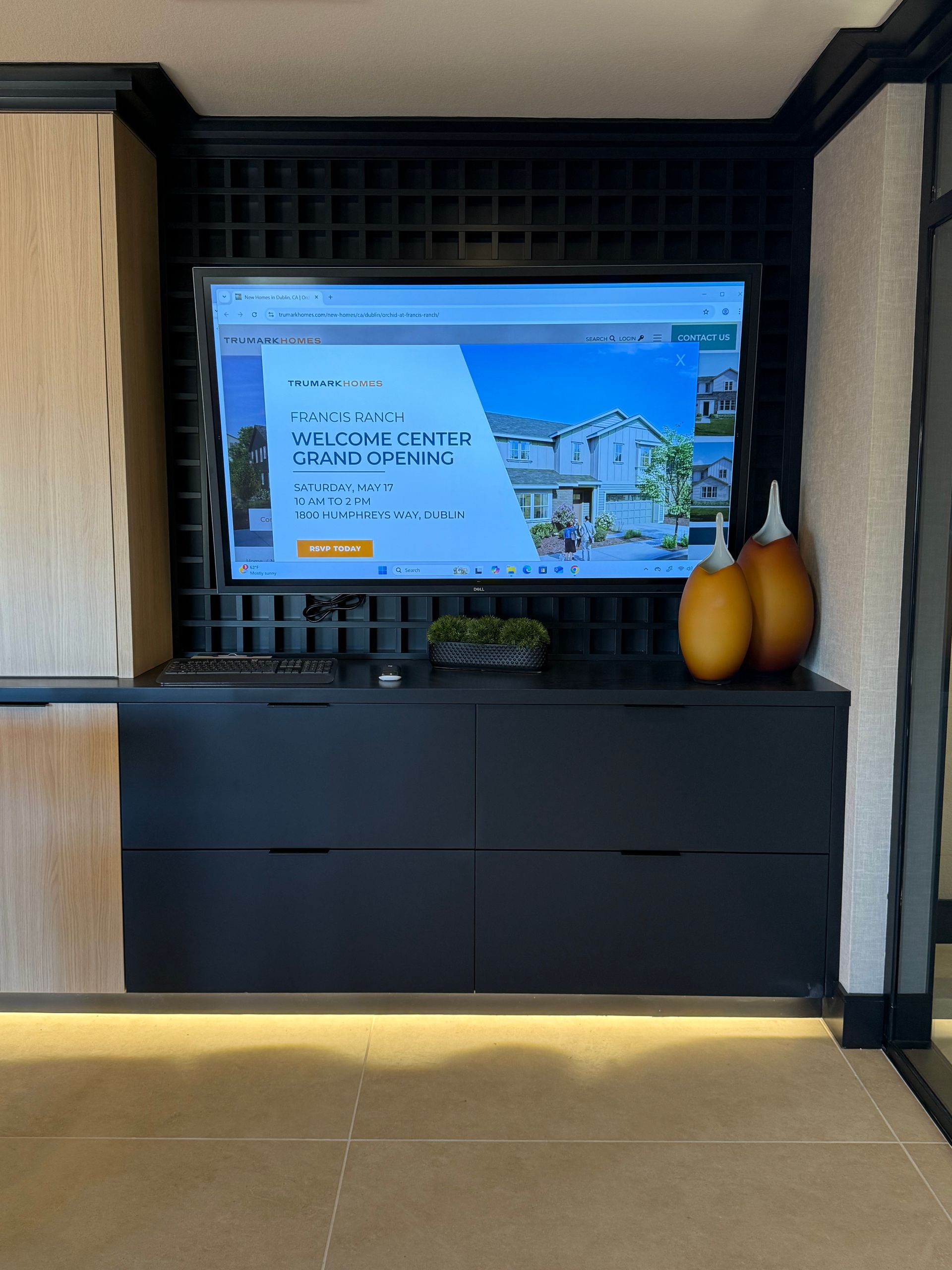 A living room with a flat screen tv on the wall