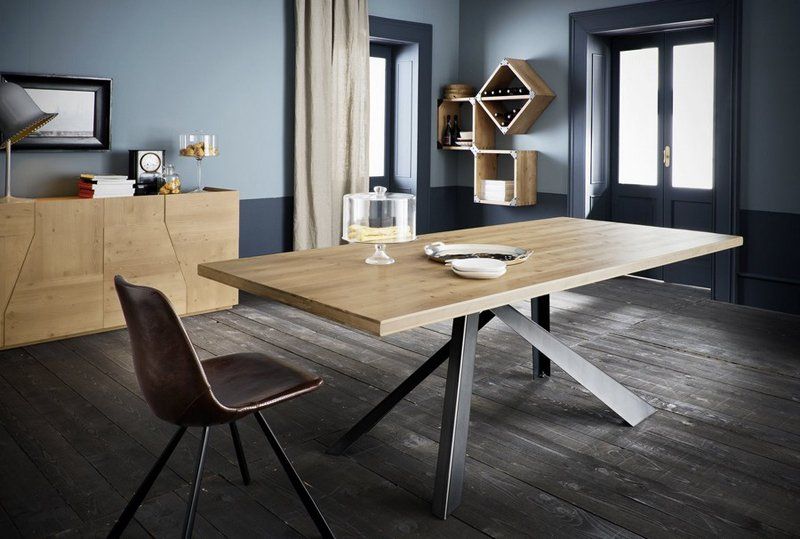 Un tavolo di legno con una sedia