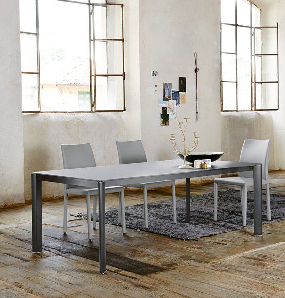 Tavolo con sedie bianche