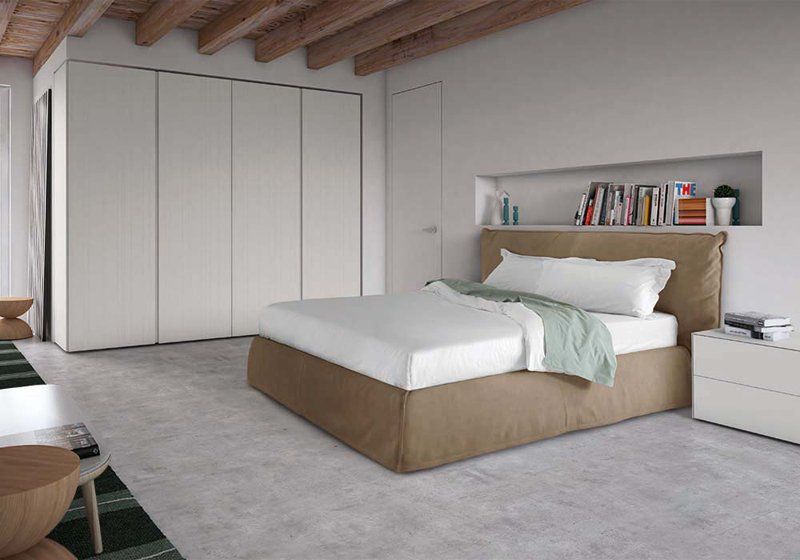 Letto matrimoniale con rivestimento in stoffa