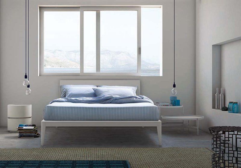 Letto matrimoniale con lenzuola azzurre