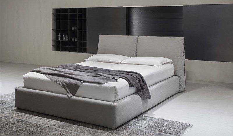 Letto matrimoniale color chiaro