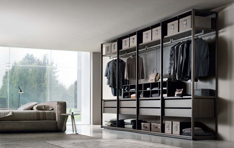 Cabina armadio con vestiti da uomo