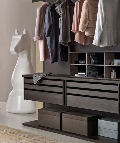 Cabina armadio con vestiti appesi