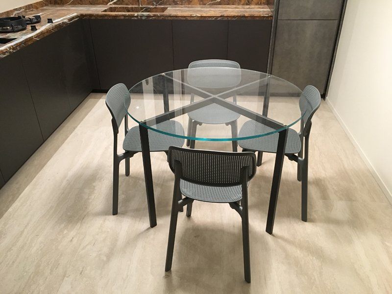 Tavolo di vetro con sedie