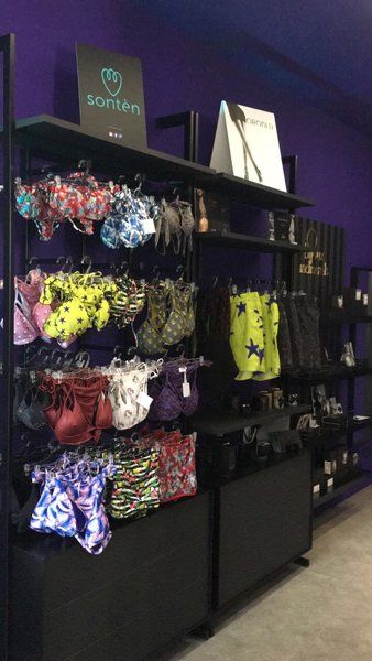 Mobile con costumi appesi