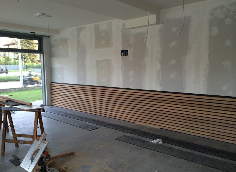 Lavorazione legno in un garage