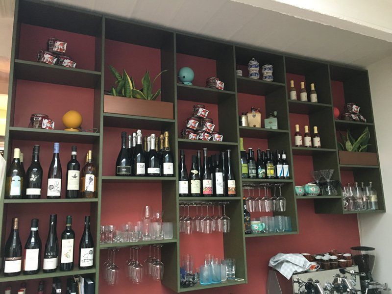 Parete attrezzata con vini