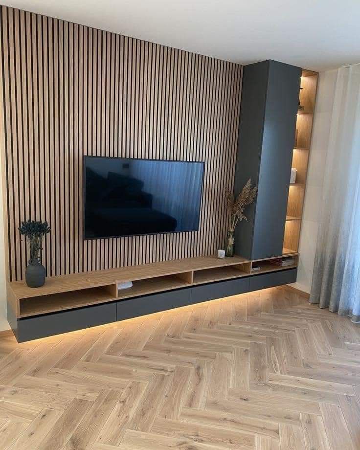 Un salon avec un mur en bois et une télévision à écran plat.