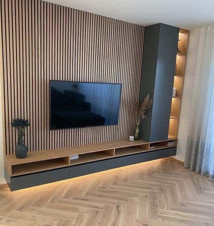 Un salon avec un mur en bois et une télévision à écran plat.