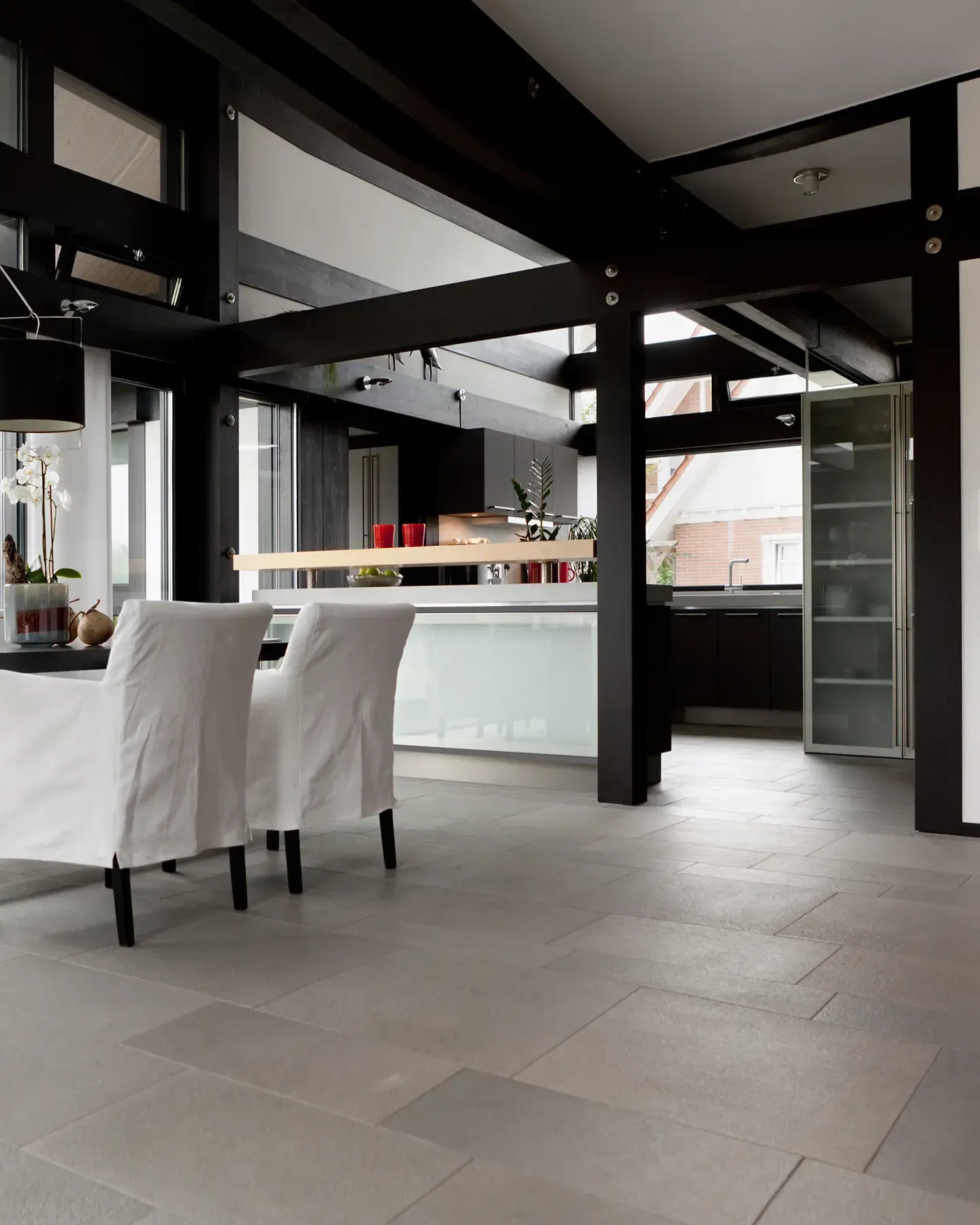 Une pièce avec une table et des chaises