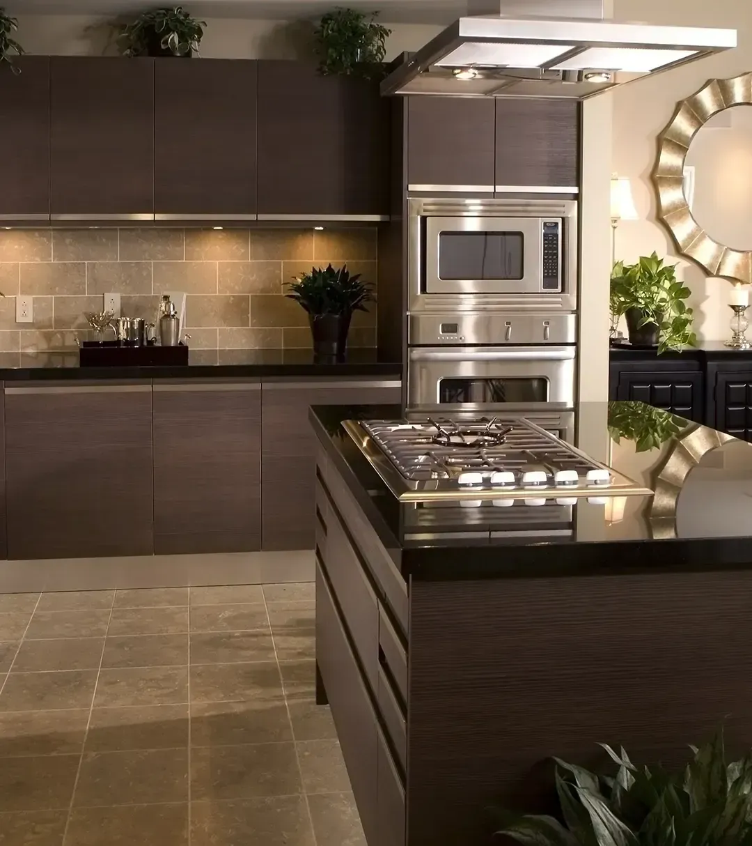 Une cuisine avec des armoires marron et des appareils en acier inoxydable