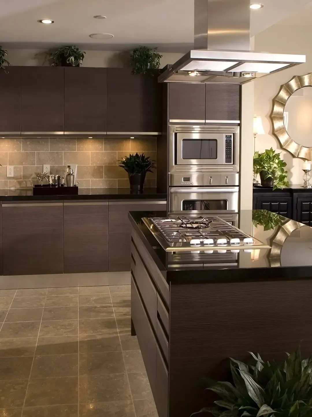 Une cuisine avec des armoires marron et des appareils en acier inoxydable