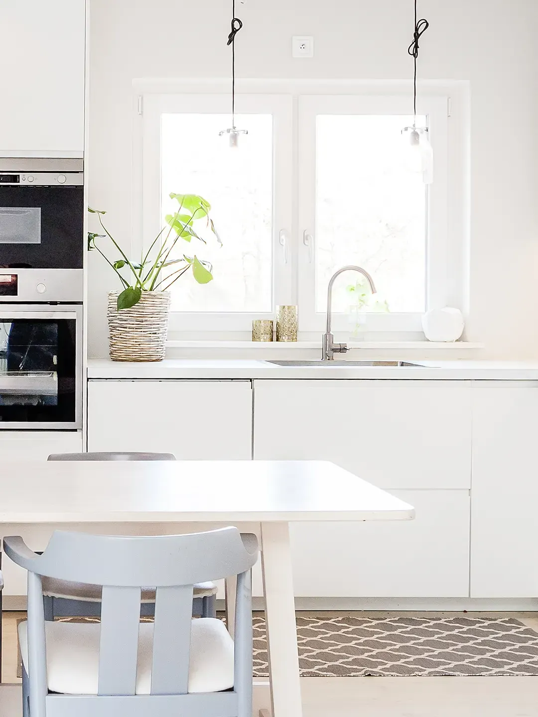 Une cuisine avec une table et des chaises et une fenêtre