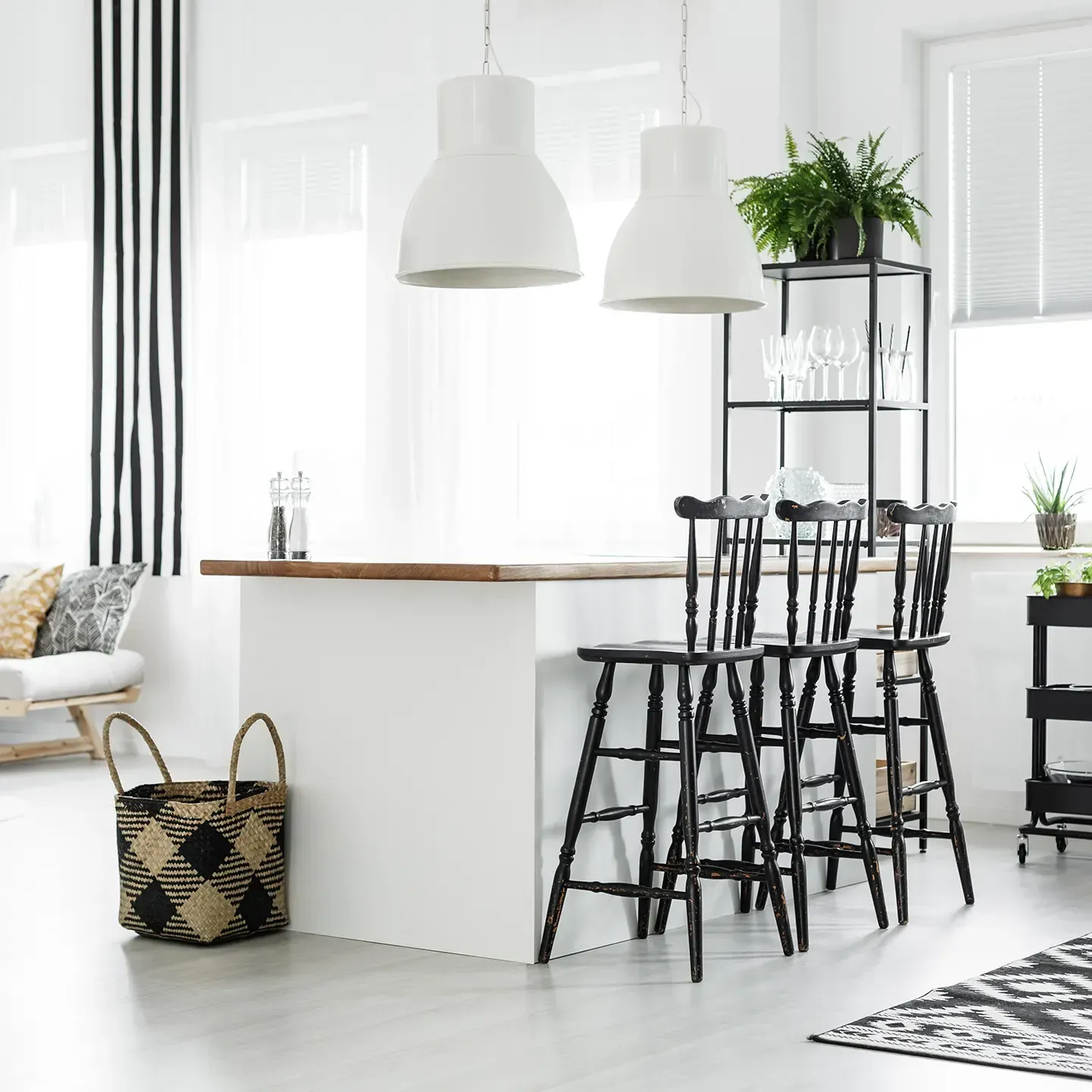 Un salon avec un canapé, des chaises, des tabourets et une table.