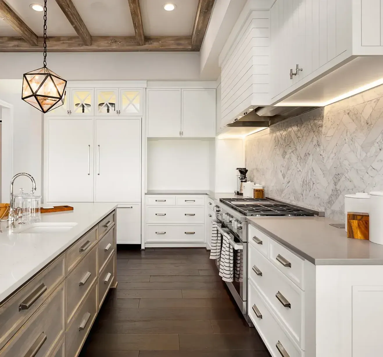 Une cuisine avec des armoires blanches et un four à plaques de cuisson