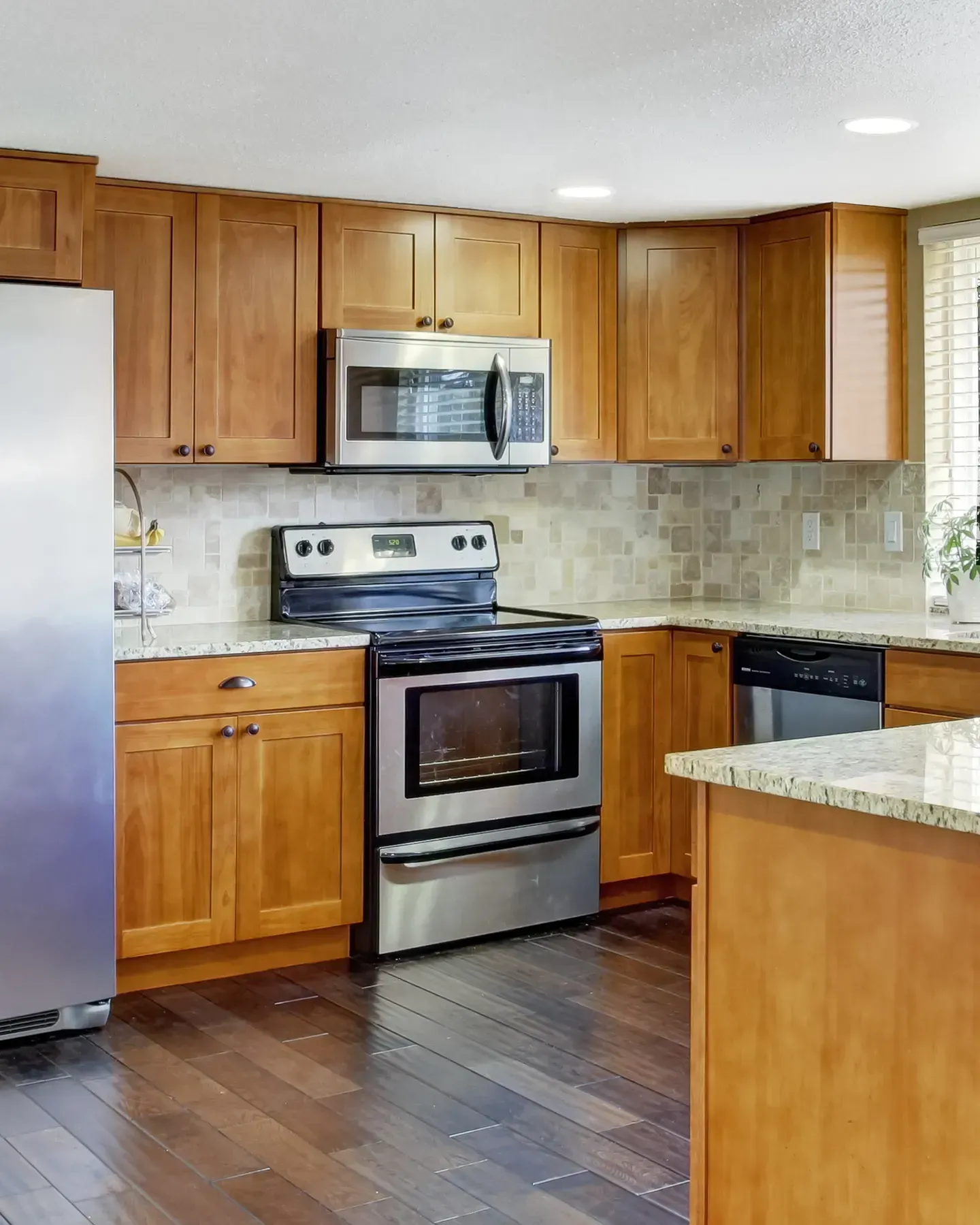 Une cuisine avec des appareils en acier inoxydable et des armoires en bois