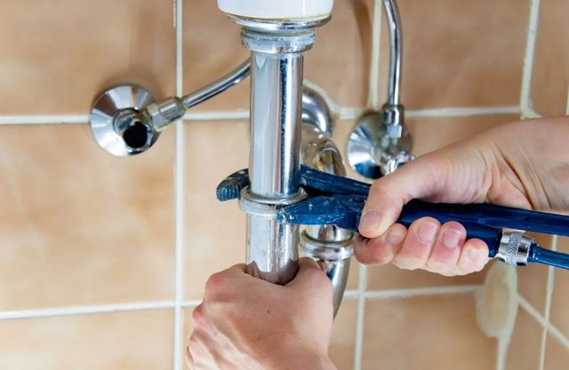 Derbyshire Plumbing & Heating Specialists dealing with an emergency plumber issue with a leaking pipe in Derby