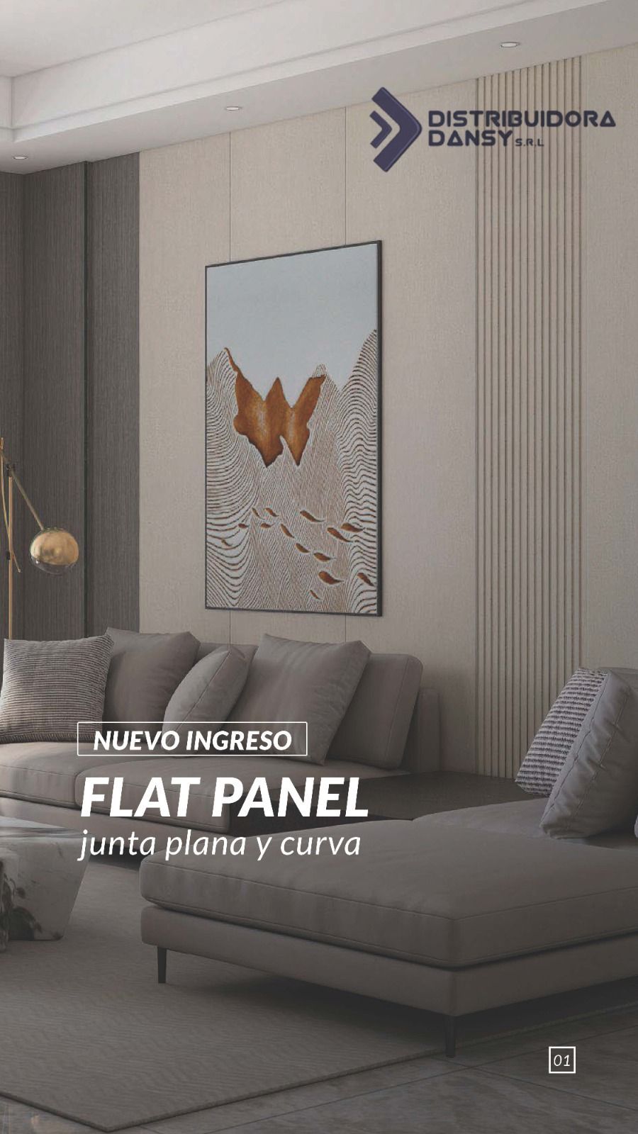 Sala de estar con sofá gris, pared de panel plano y obras de arte. El texto dice 