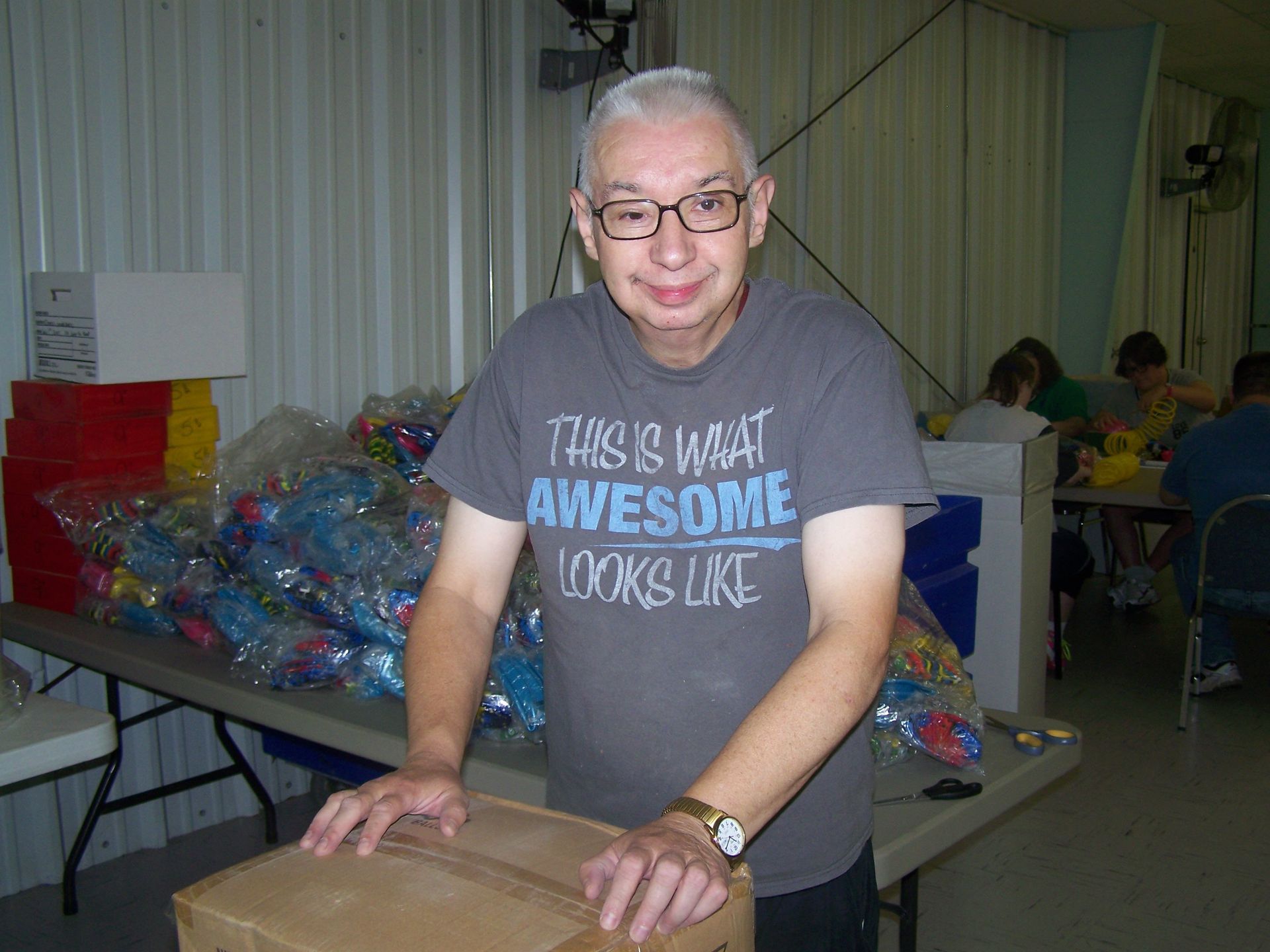 A man wearing a shirt that says this is what awesome looks like