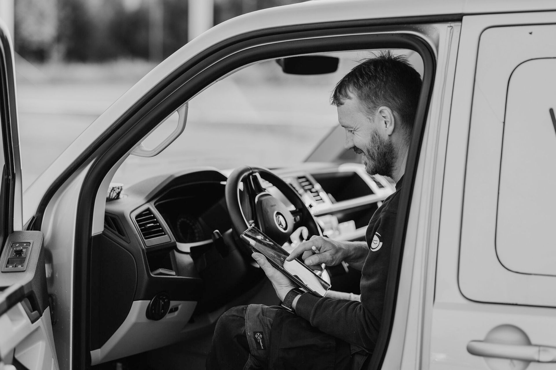 Elektriker går gjennom sjekkliste på ipad etter utført oppdrag.