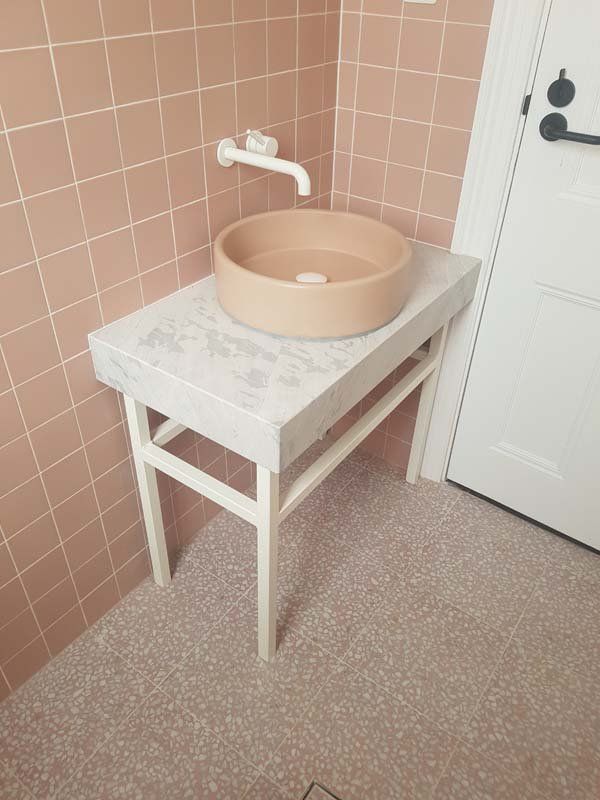round sink with white spout