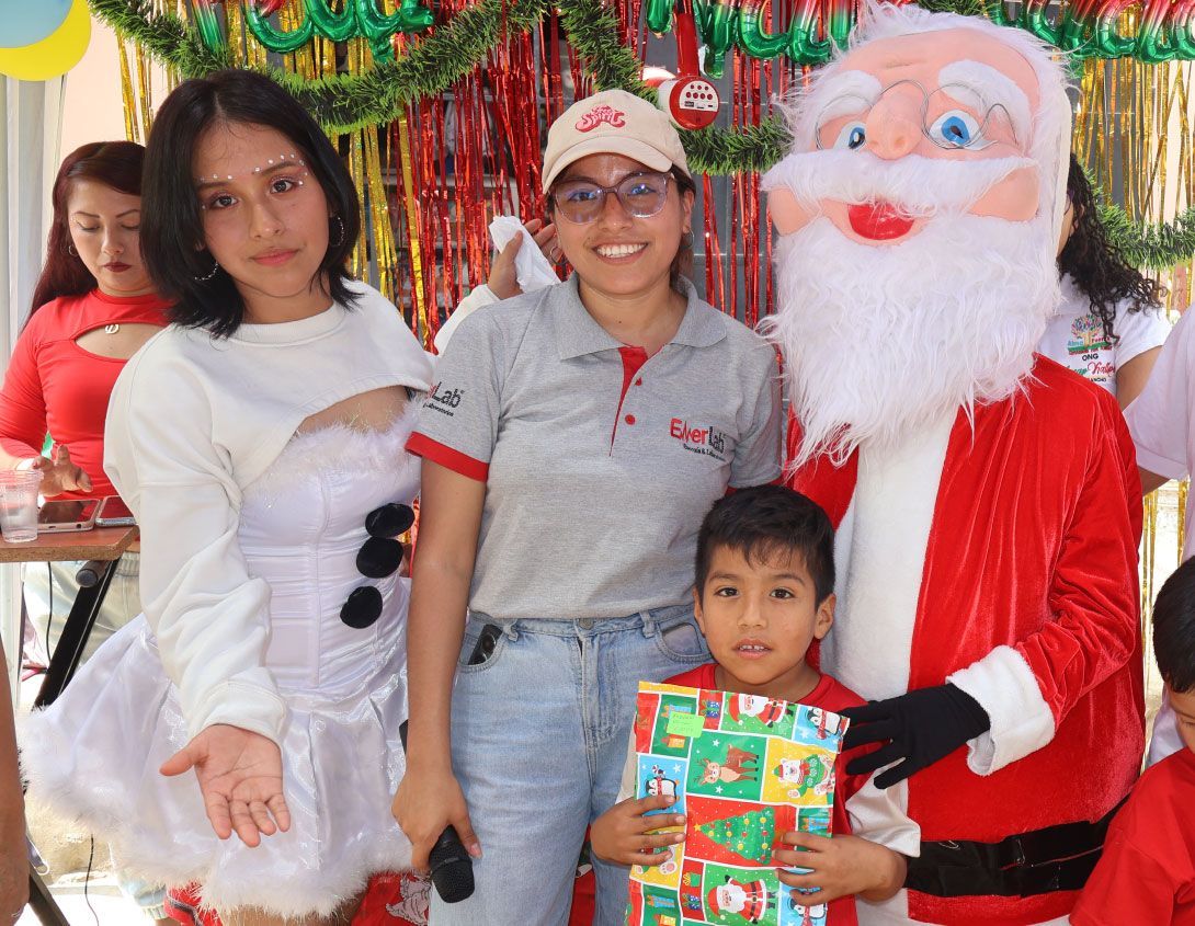 Personas disfrazadas de Navidad: Papá Noel, un muñeco de nieve y un niño sosteniendo un regalo.