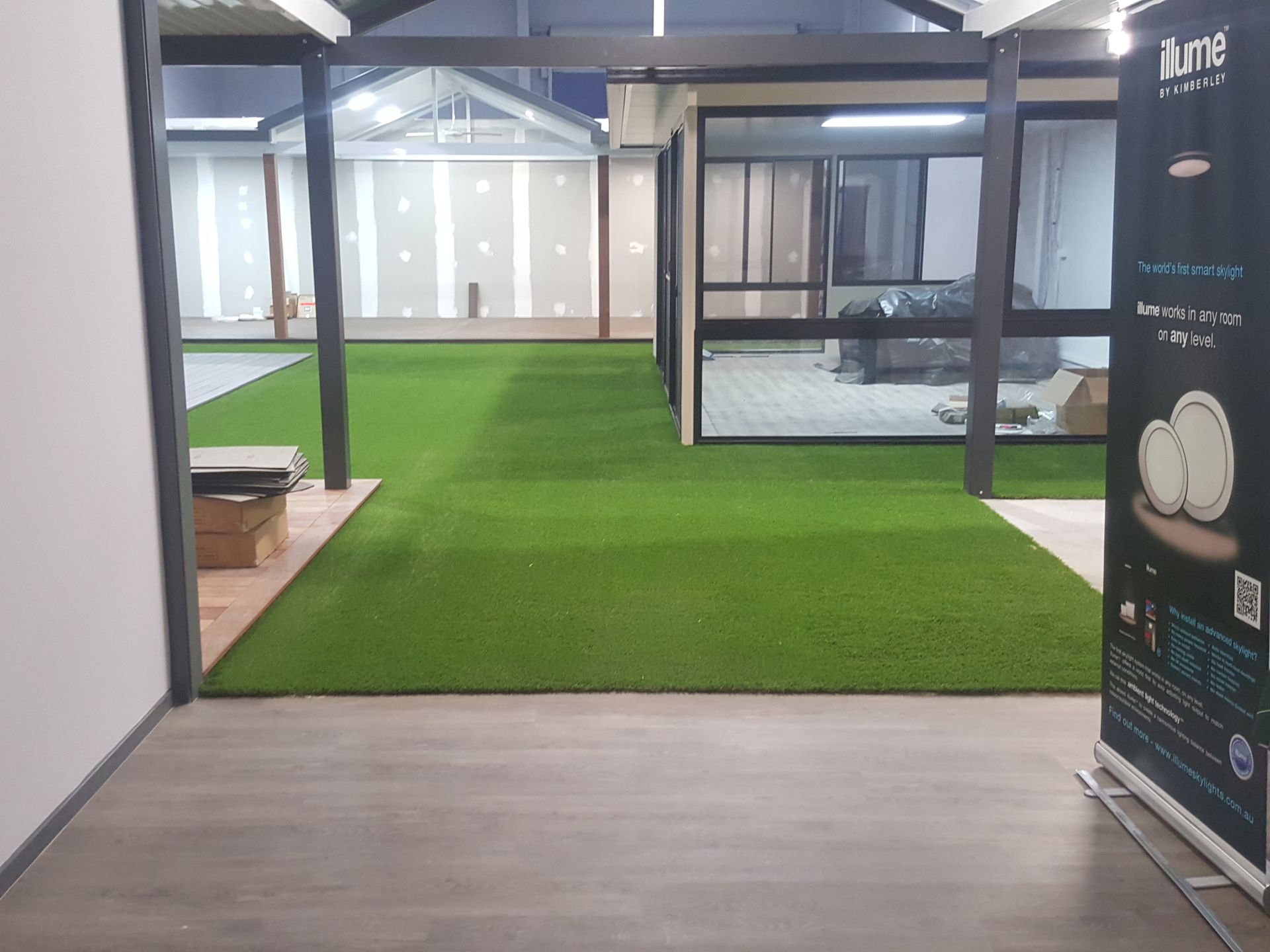 Interior with artificial turf and a partially visible building model. Banner ad on the right.