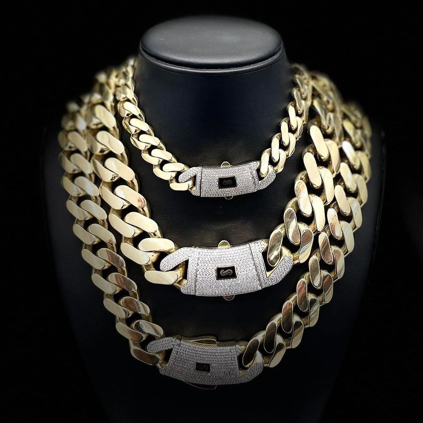 Tres cadenas de oro están apiladas una encima de otra sobre un maniquí. Yene Joyeria