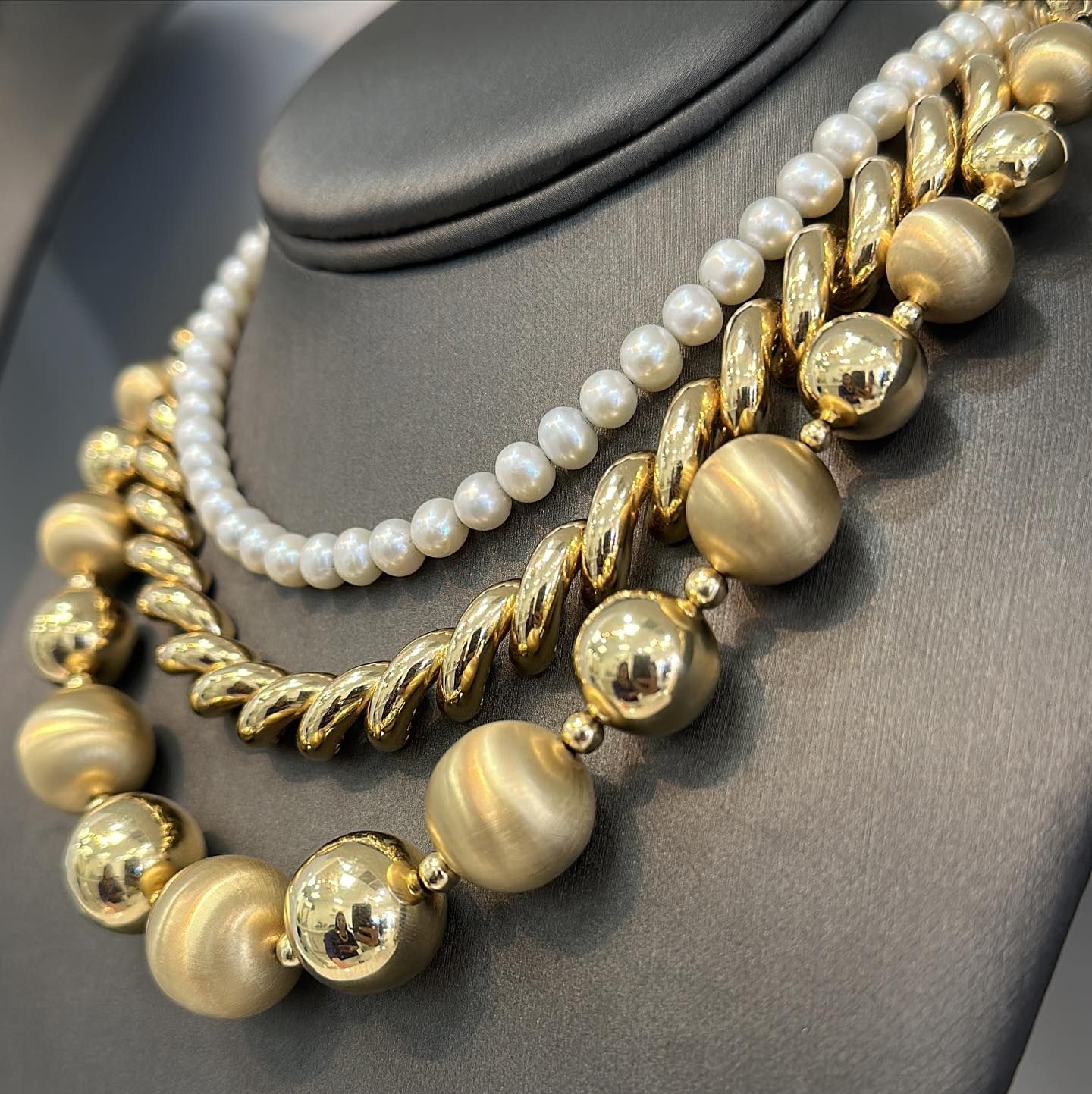 Un collar con cuentas de oro y perlas en un maniquí. Yene Joyeria