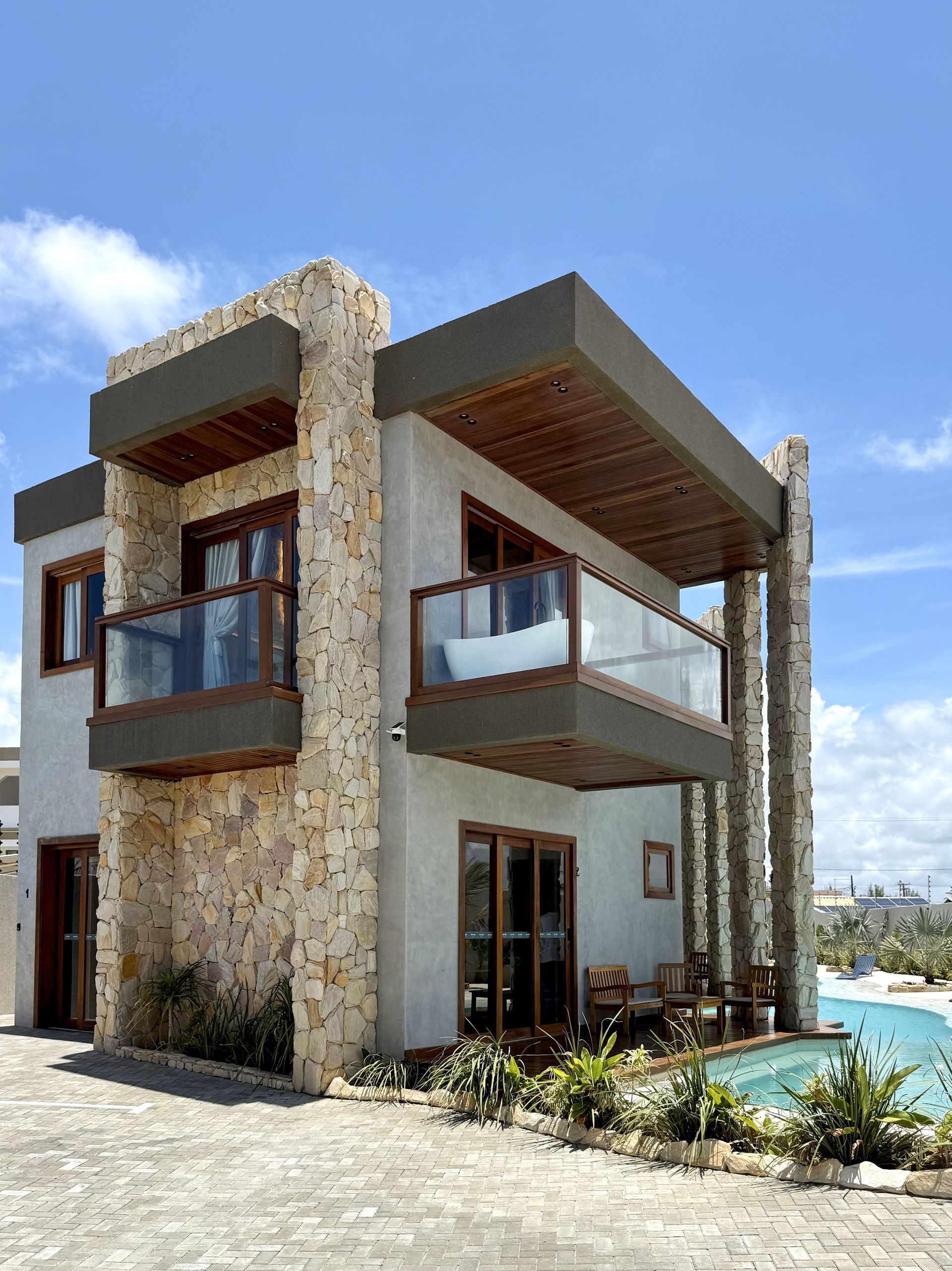 Uma casa grande com uma piscina na frente