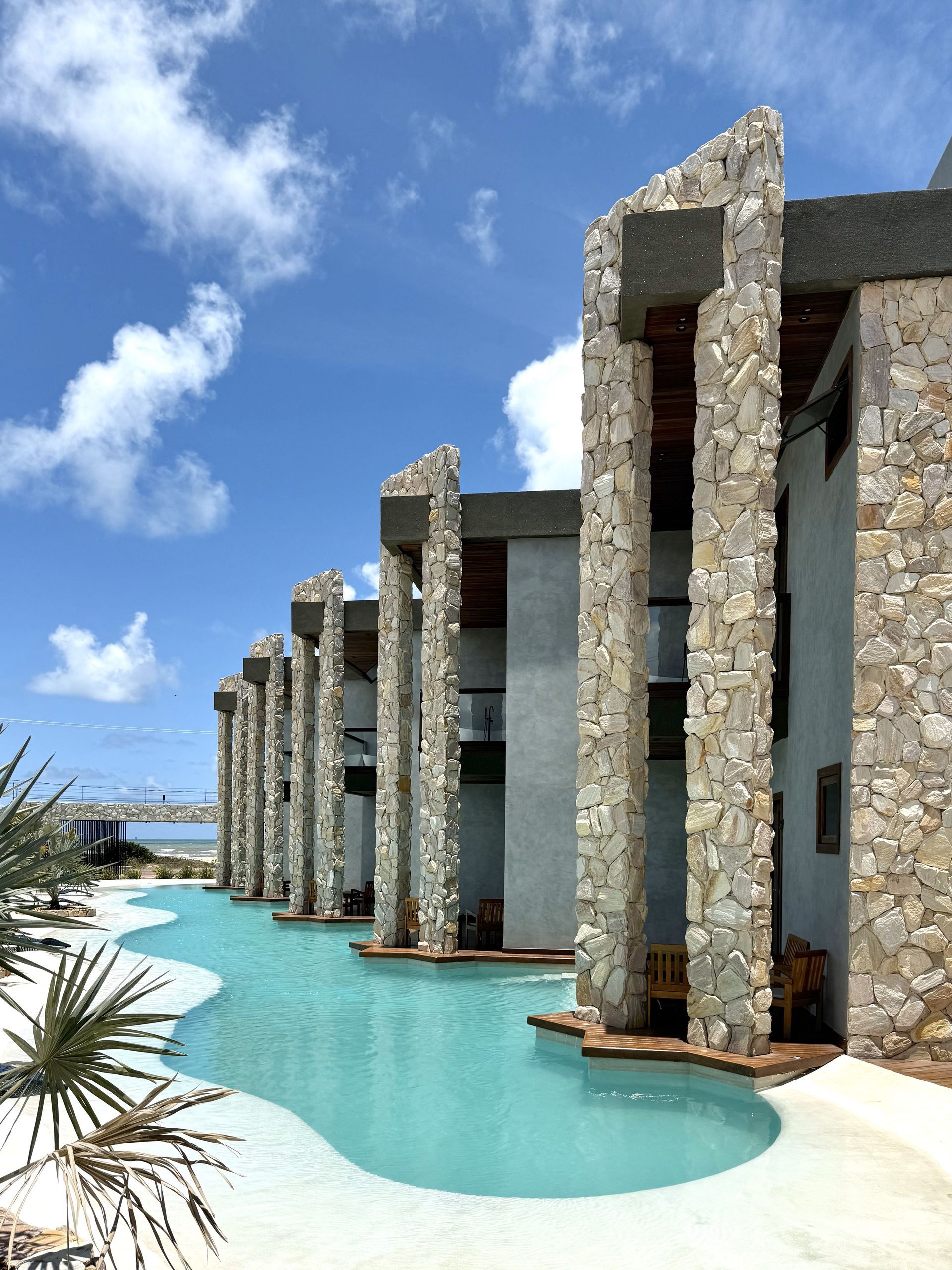 Uma fileira de edifícios de pedra com uma piscina na frente deles