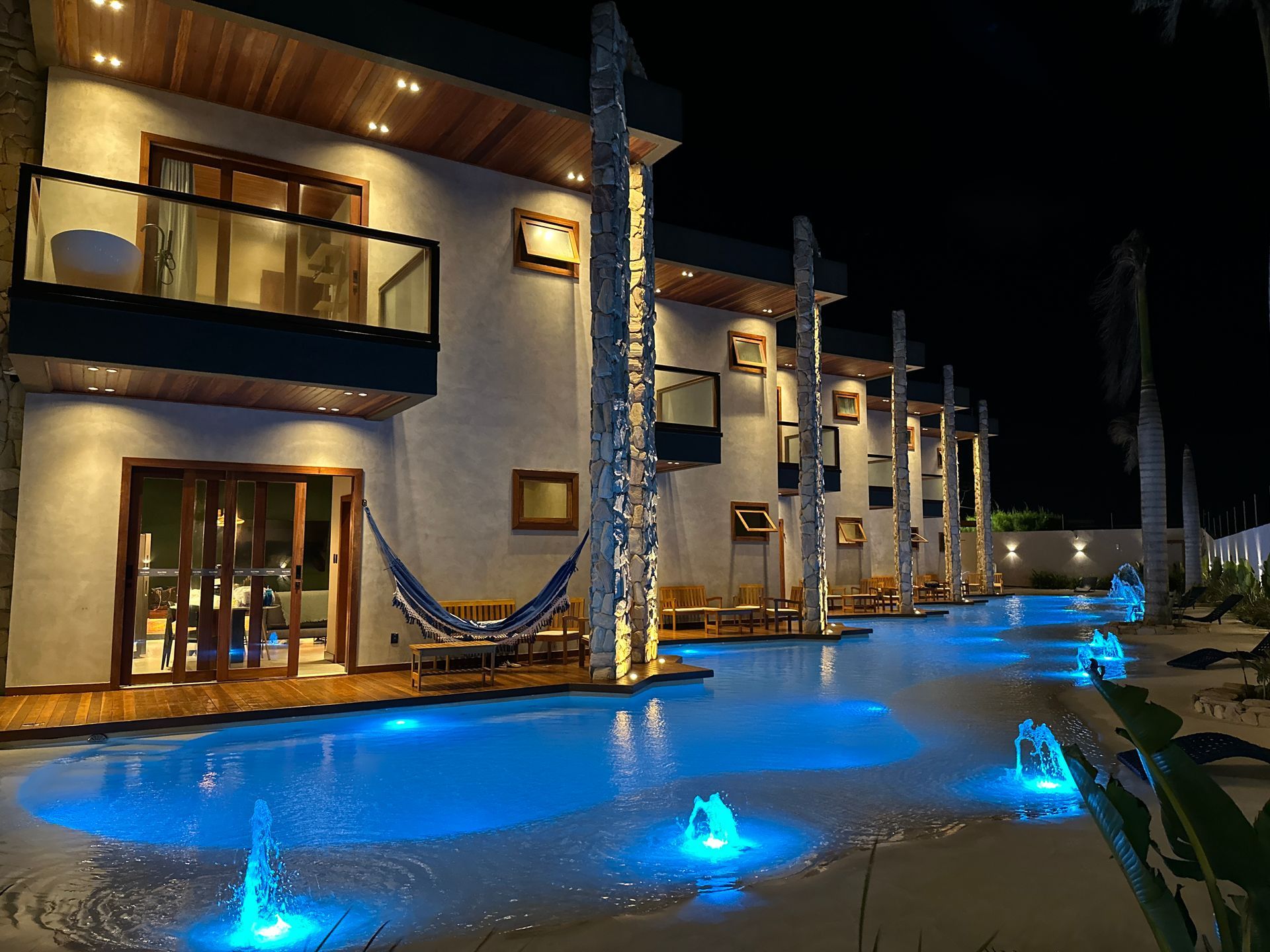 Uma grande piscina em frente a um prédio à noite